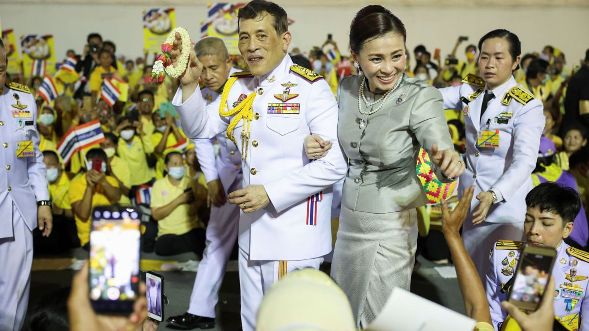 La impactante foto de la escolta de la reina de Tailandia: las consecuencias de vivir de rodillas