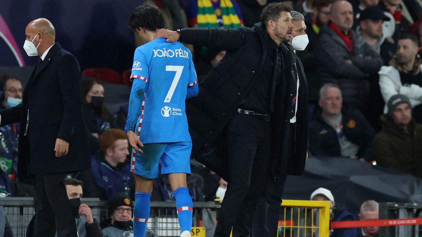 Simeone sustituye a Joao Félix durante un encuentro. (Reuters/Phil Noble)