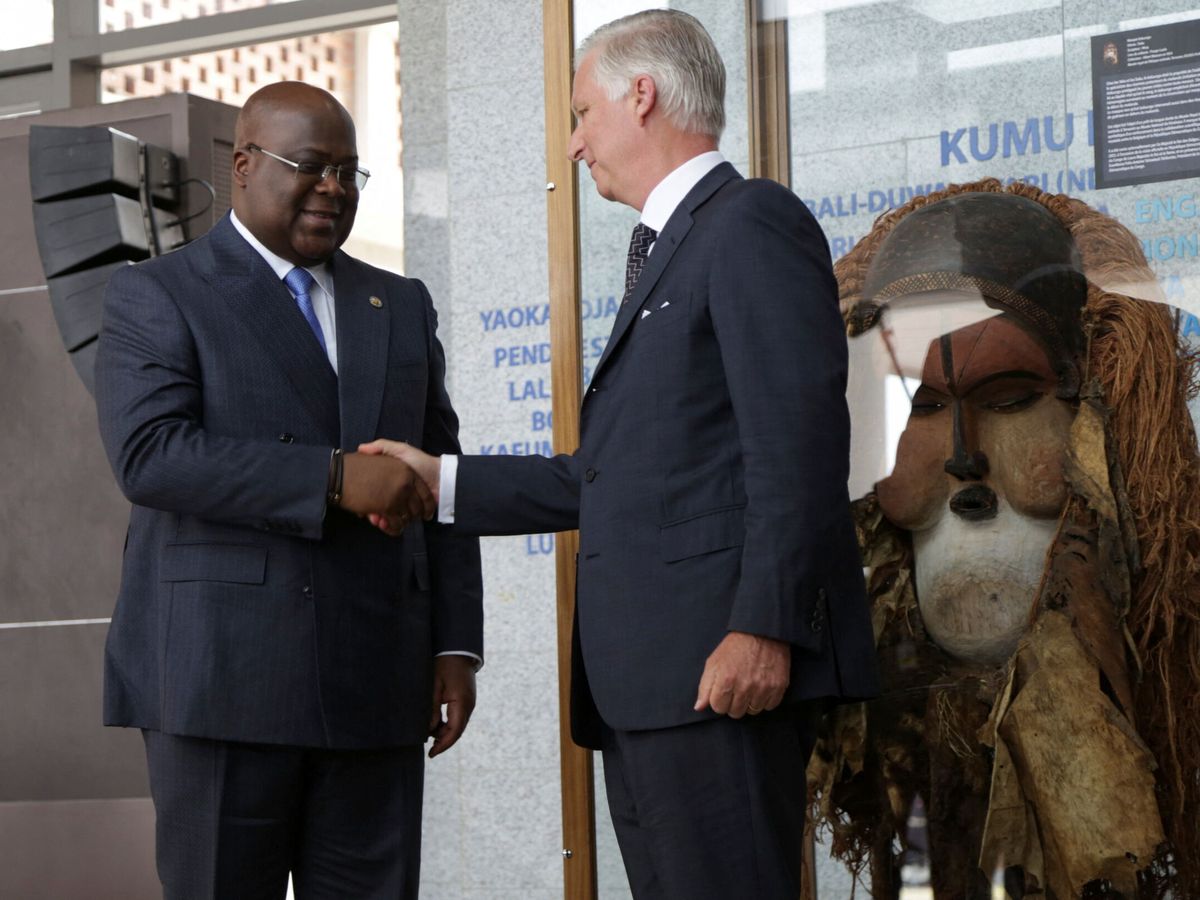 Foto: El rey de Bélgica devuelve a la República Democrática del Congo una mascara durante su visita al país. (Reuters)