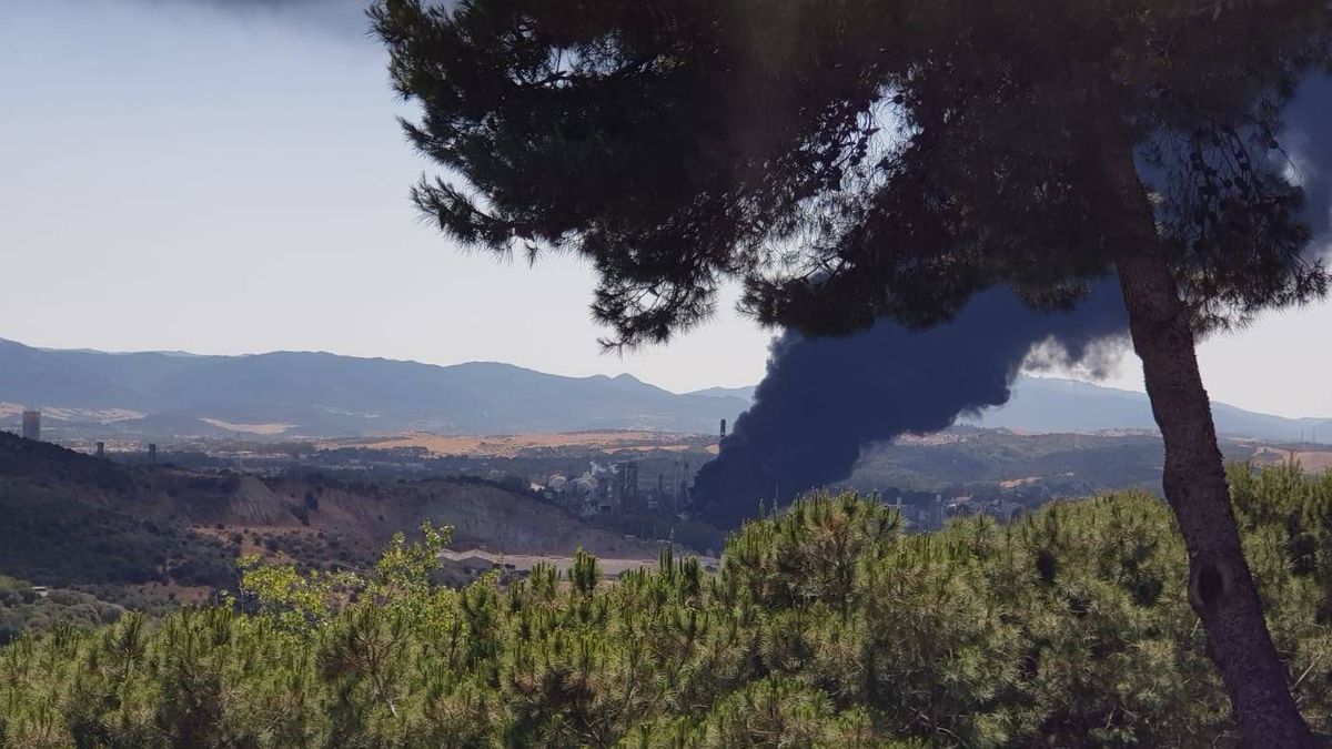 Cuatro afectados por el incendio de la planta química de San Roque, casi extinguido