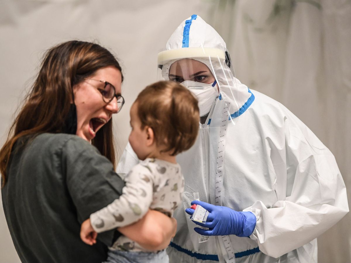 Foto: Una mujer y su hijo son sometidos al test de coronavirus en Berlín. (EFE)