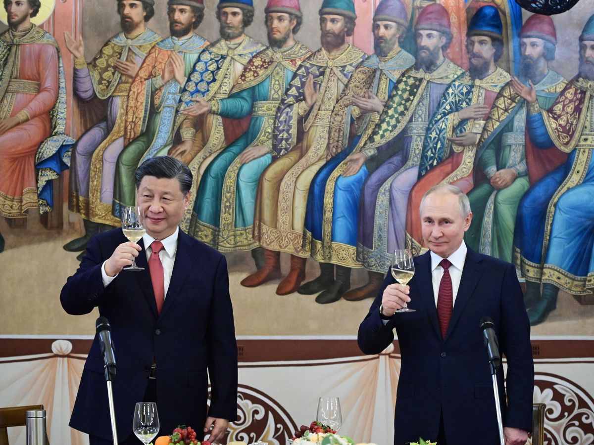 Foto: Xi Jinping (i) y Vladímir Putin brindan en el Kremlin. (EFE/Sputnik/Pool/Pavel Byrkin)