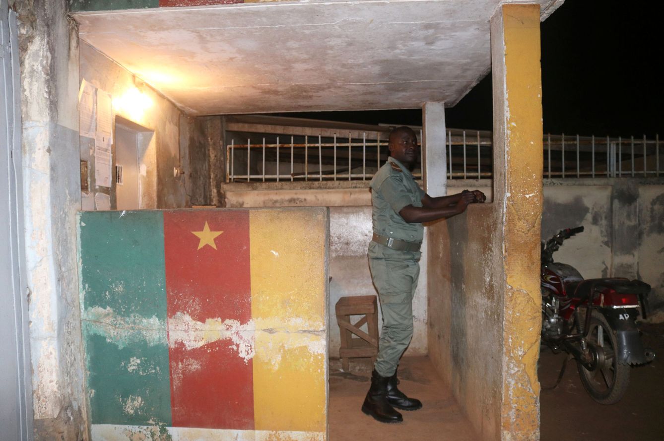 Un miembro de las fuerzas de seguridad monta guardia durante la liberación de activistas anglófonos detenidos en una cárcel de Yaundé, el 1 de septiembre de 2017, antes del estallido de la violencia. (Reuters)
