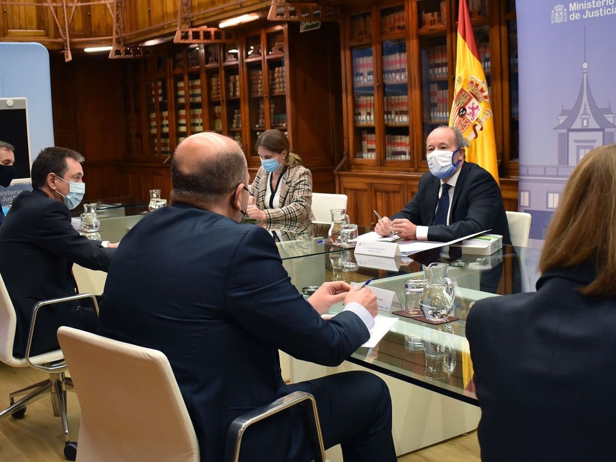 Foto: Reunión del ministro de Justicia con las asociaciones judiciales. (EFE)