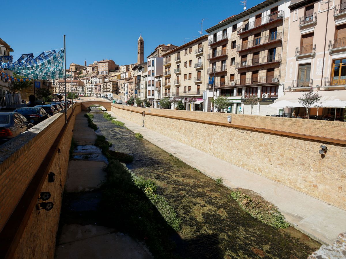 Foto: El río Queiles a su paso por la localidad de Tarazona (Zaragoza). (EFE/Javier Cebollada)