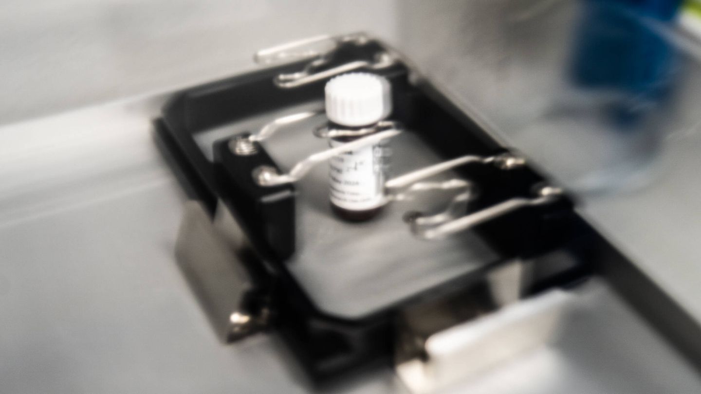 Un agitador en uno de los laboratorios de la Fundación Cien. Este instrumento se usa para mantener las muestras que están en la placa a una temperatura concreta y en agitación para aislar las proteínas que se quieren estudiar de las que no. (A. B.)