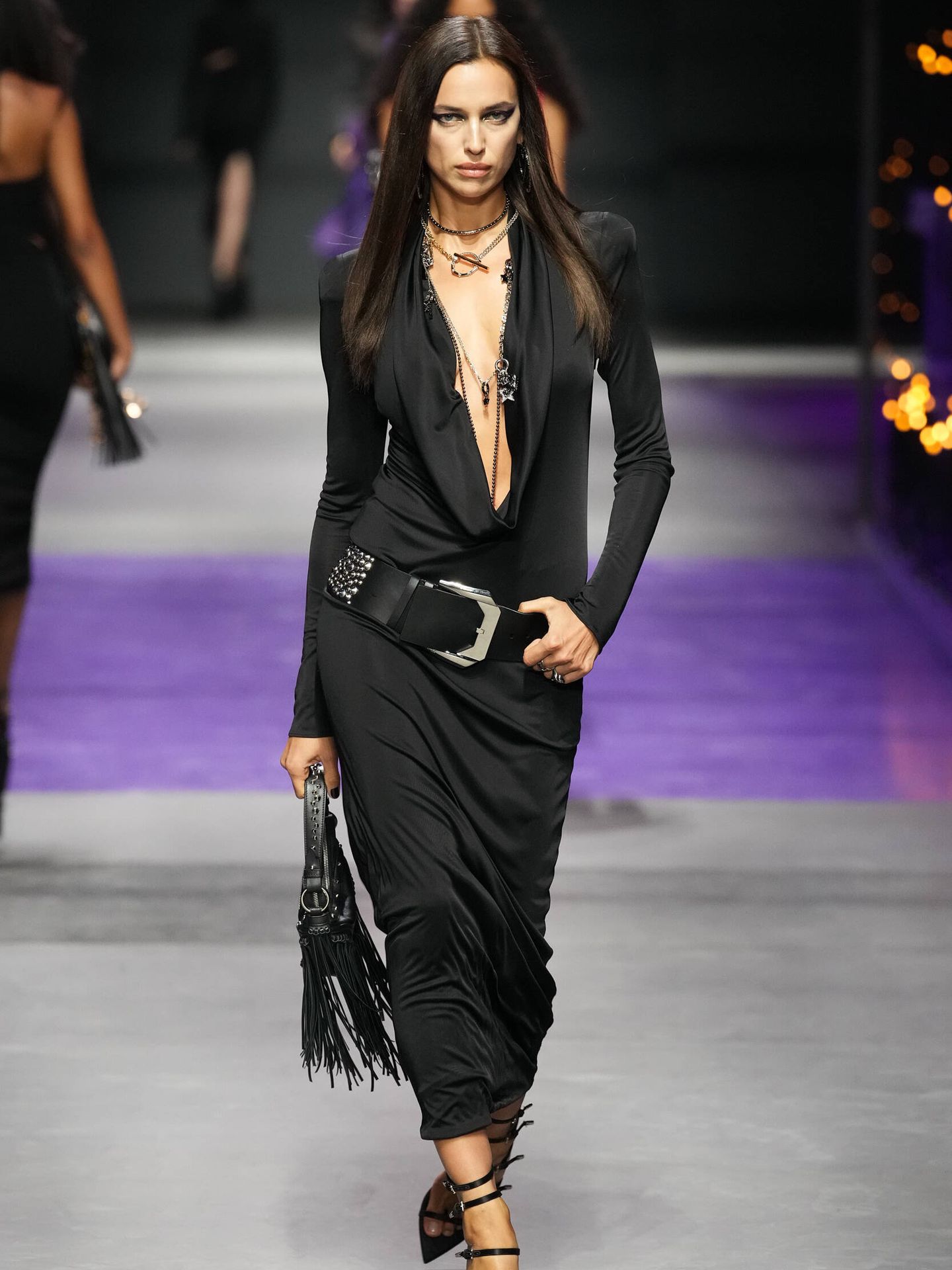 Irina Shayk desfila para Versace en Milán. (Imaxtree)