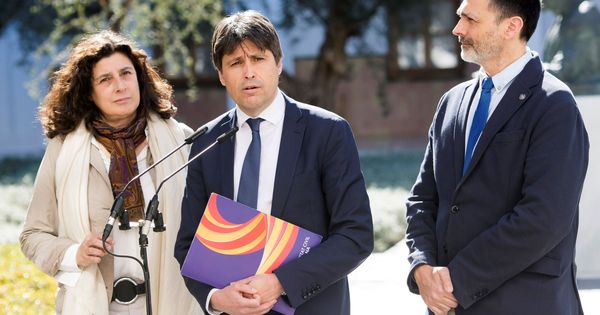 Foto: El presidente de Societat Civil Catalana (SCC), José Rosiñol (c y los vicepresidentes de la entidad, Óscar Uceda y Miriam Tey, este lunes en el Parlamento andaluz. (EFE)