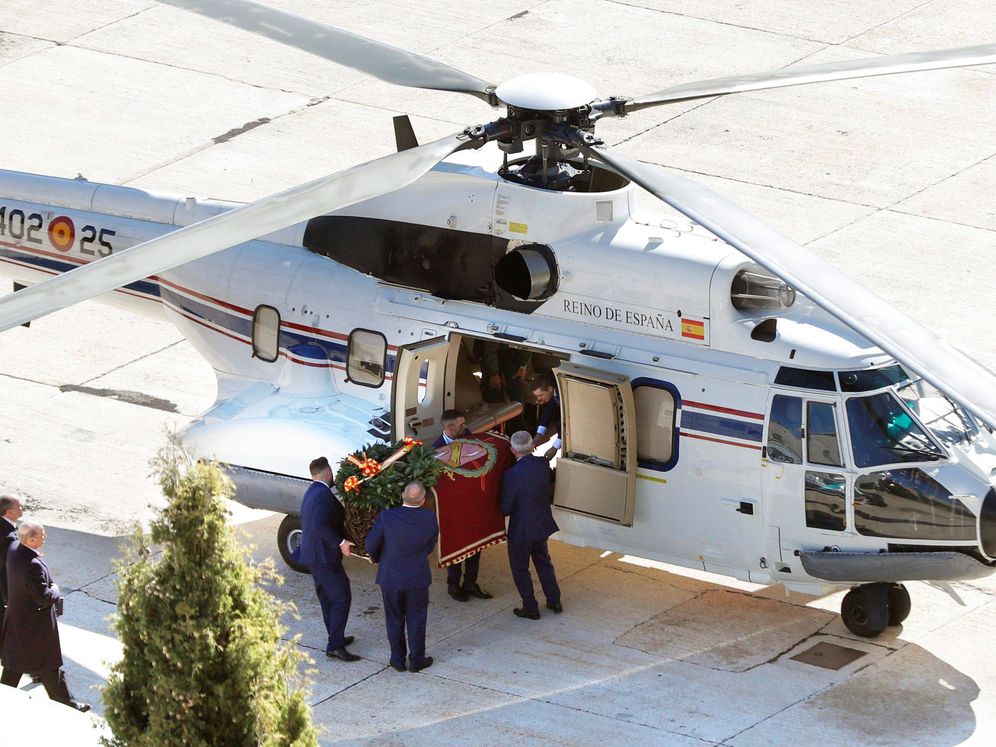 Foto: Operarios introducen el féretro con los restos de Francisco Franco en el helicóptero para su traslado al cementerio de El Pardo-Mingorrubio. (Reuters)
