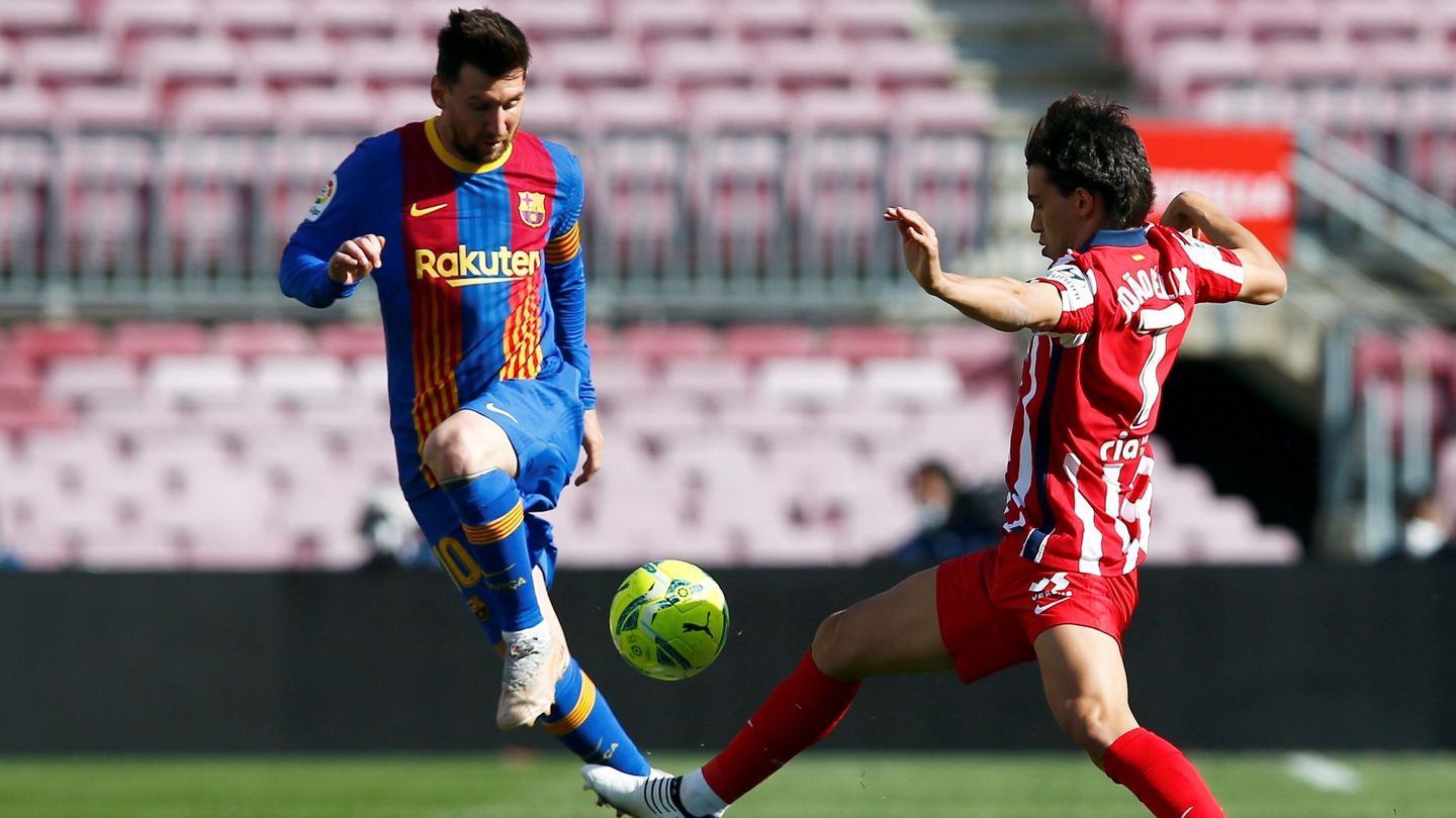 Messi recupera la pelota ante Joao Félix. (Reuters)