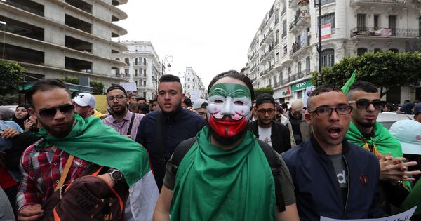 Foto:  Estudiantes argelinos participan en una manifestación contra el presidente del país, Abdelaziz Buteflika, en Argel. (EFE)