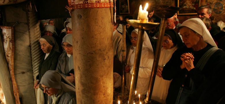 Un grupo de monjas reza en la Iglesia de la Natividad, en Belén, Cisjordania (Reuters).
