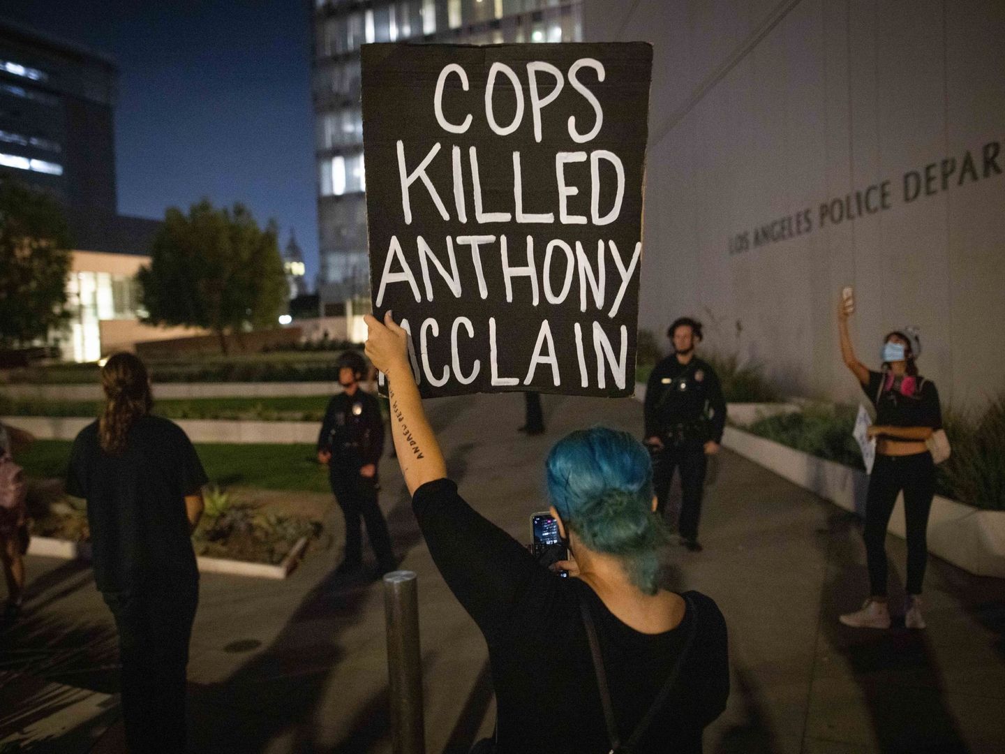 pLos Angeles (United States), 24 08 2020.- A Black Lives Matter protester holds a sign at a protest in Los Angeles, California, USA, 24 August 2020. The protest was organized in response to the police shooting of Jacob Blake in Wisconsin and Anthony McClain in Pasadena. (Protestas, Estados Unidos) EFE EPA CHRISTIAN MONTERROSA/p