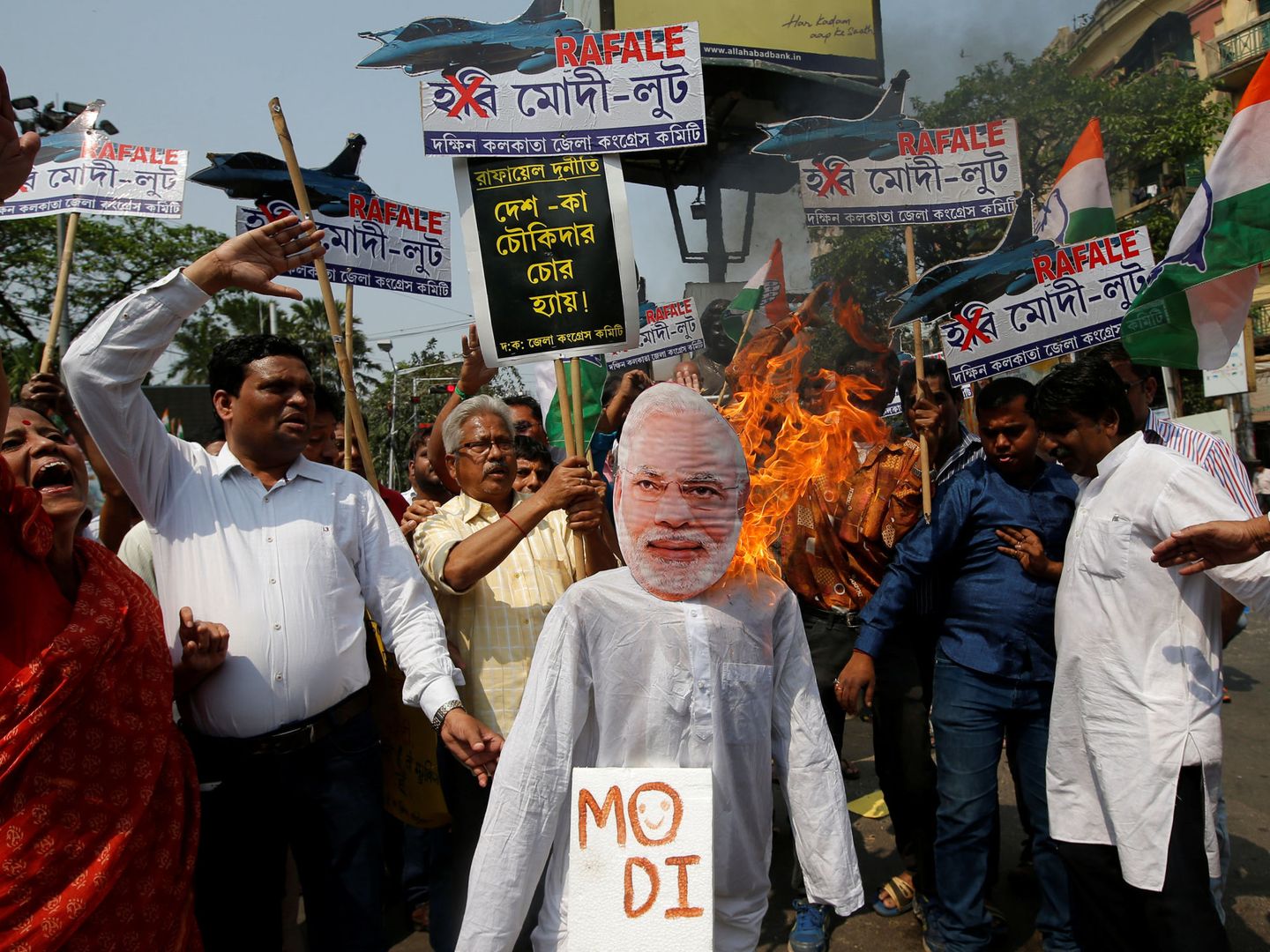 Partidarios del opositor Partido del Congreso queman un muñeco de Narendra Modi durante una protesta anticorrupción en Calcuta, el 7 de marzo de 2019. (Reuters)