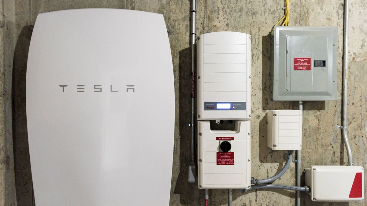 Nadie compra baterías Powerwall de Tesla en España y eso explica el caos de las fotovoltaicas