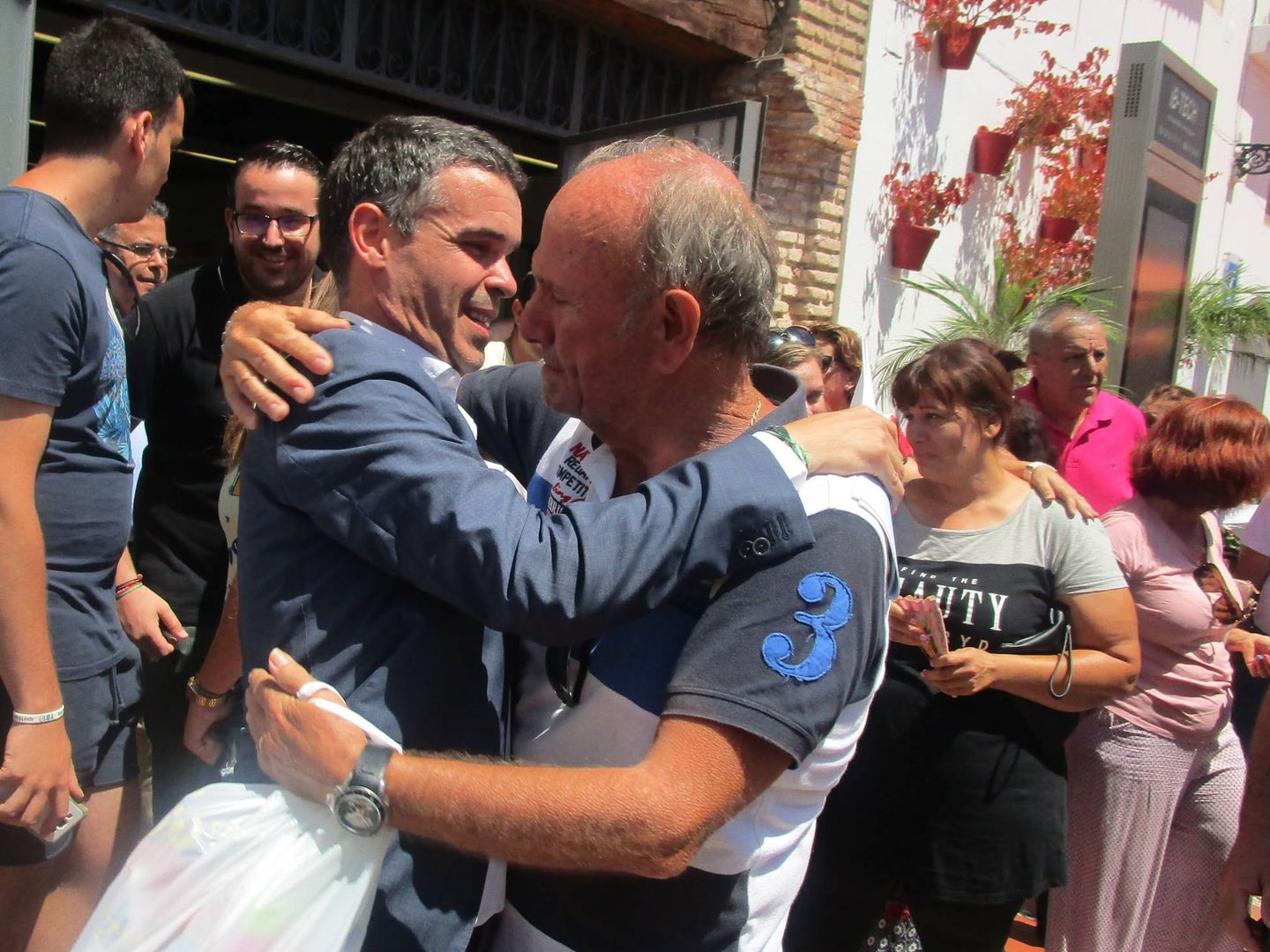 Un vecino de Marbella abraza al alcalde de la localidad. (A. G.)