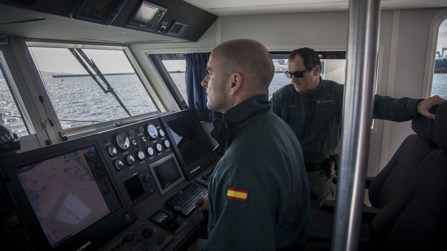 La cubierta de mando del barco del Servicio Marítimo de la Guardia Civil de Algeciras. (Fernando Ruso)