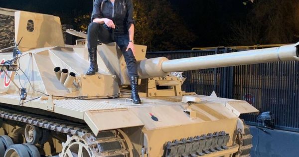 Foto: Pilar Rubio se sube a un tanque en su último reto del año en 'El Hormiguero'. (Antena 3)