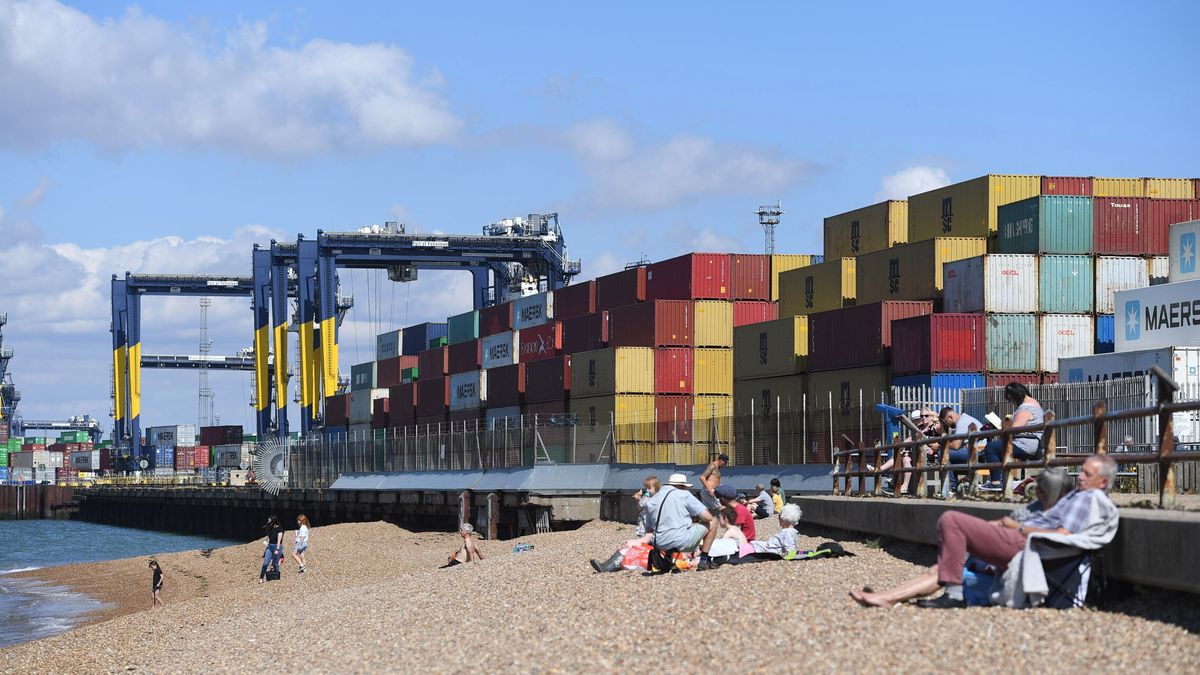Estibadores amenazan con parar hasta diciembre el puerto más relevante de Reino Unido