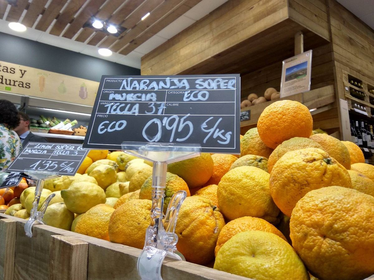 Foto: Naranjas ecológicas puestas a la venta en un mercado. EFE