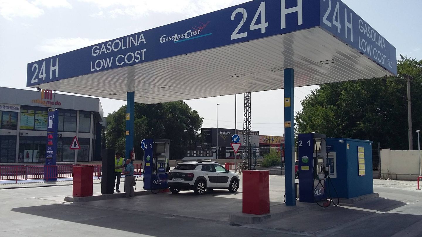 La gasolinera 'low cost' de César Martín en Fuenlabrada. (R. M.)