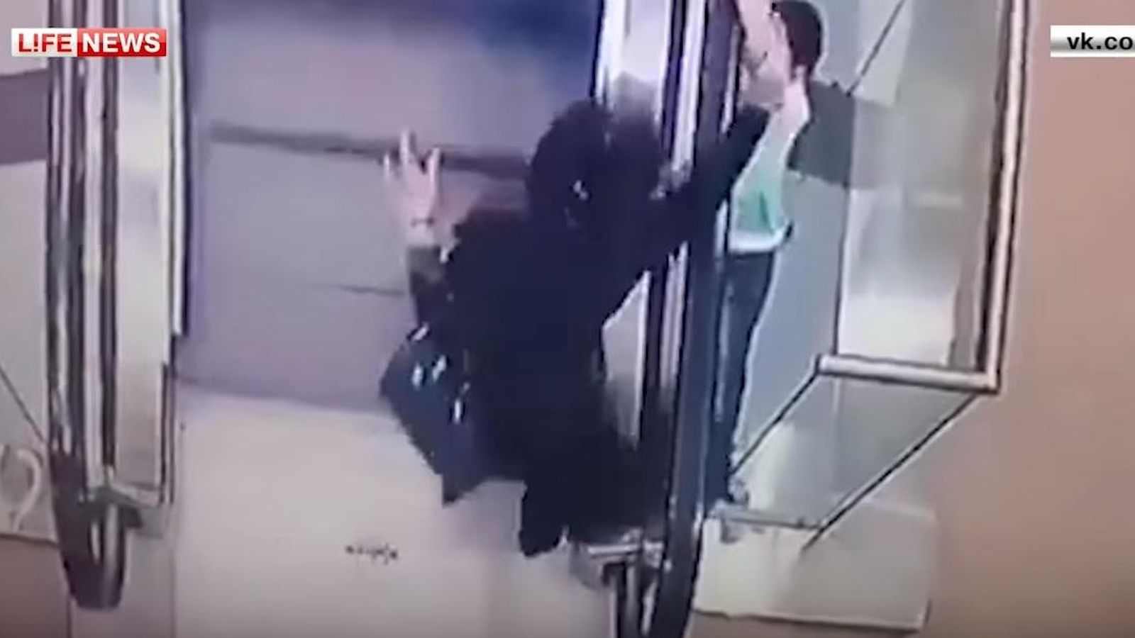 Una niña de 5 años cae por hueco de una escalera y solo resulta