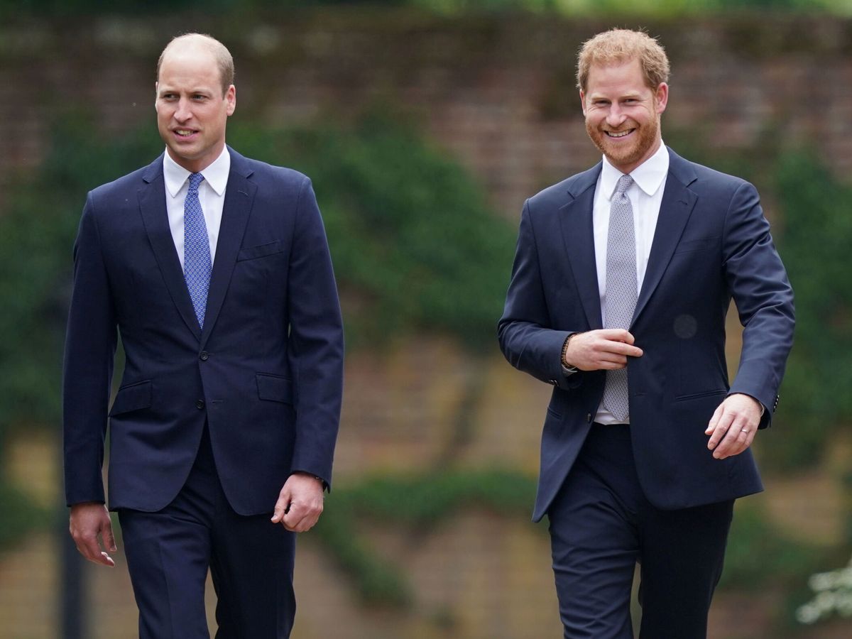 Foto: Harry y William, a su llegada al homenaje a su madre, la princesa Diana. (Reuters)