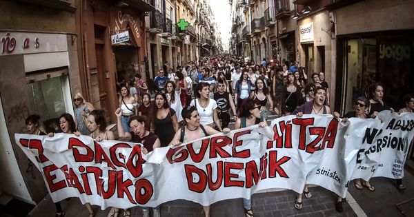 Foto: Protesta en las calles de Pamplona este jueves contra la decisión de la Audiencia de Navarra. (EFE)
