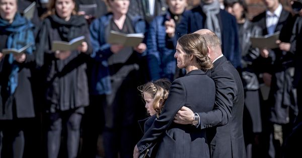 Foto: El matrimonio Povlsen, en el funeral de sus tres hijos. (Reuters)