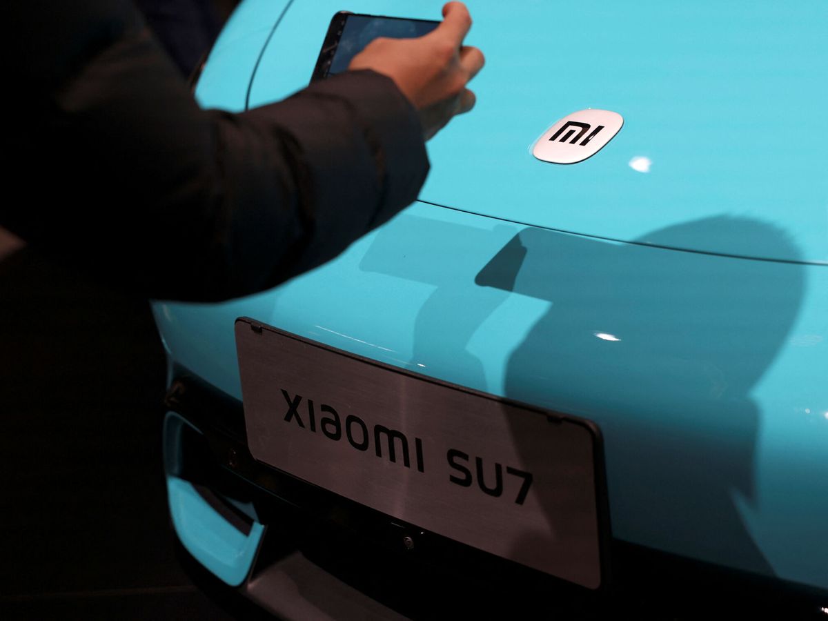 Foto: El vídeo del coche Xiaomi SU7 en el que se aparca solo y con el que encara a Tesla (REUTERS/Florence Lo)