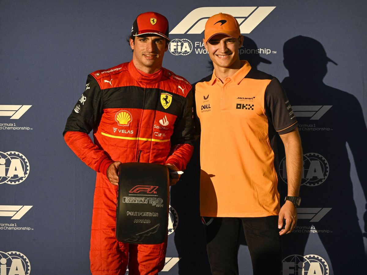 Foto: Carlos Sainz posa junto a Alex Palou después de lograr la 'pole position'. Reuters/Jerome Miron)