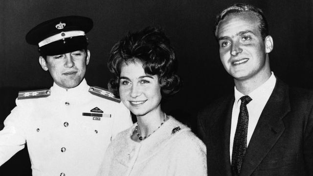 Constantino II de Grecia, en 1961 junto a su hermana Sofía y su futuro cuñado Juan Carlos durante el anuncio del compromiso matrimonial de estos últimos.