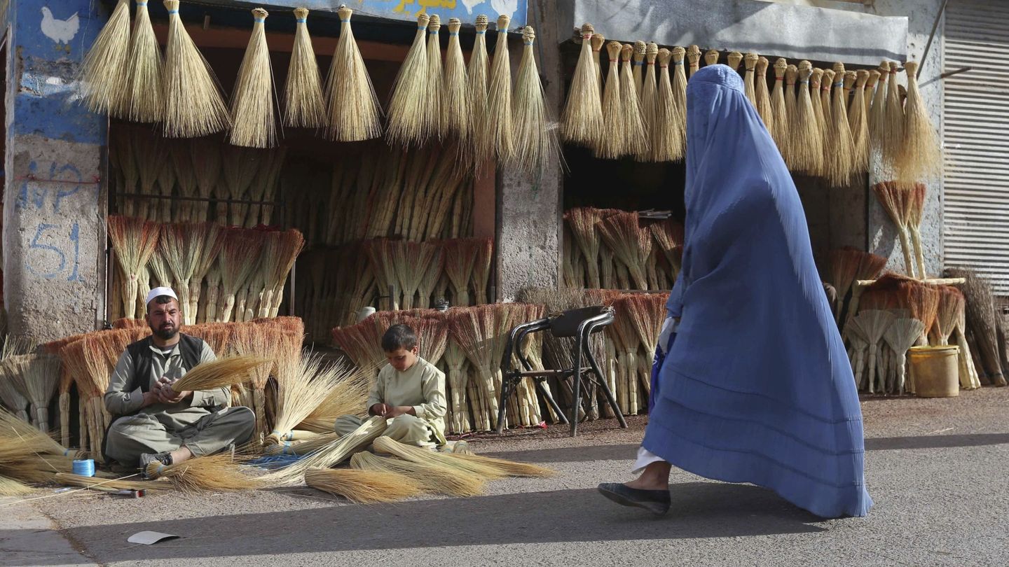 Una mujer completamente cubierta, en una ciudad de Afganistán. (EFE)