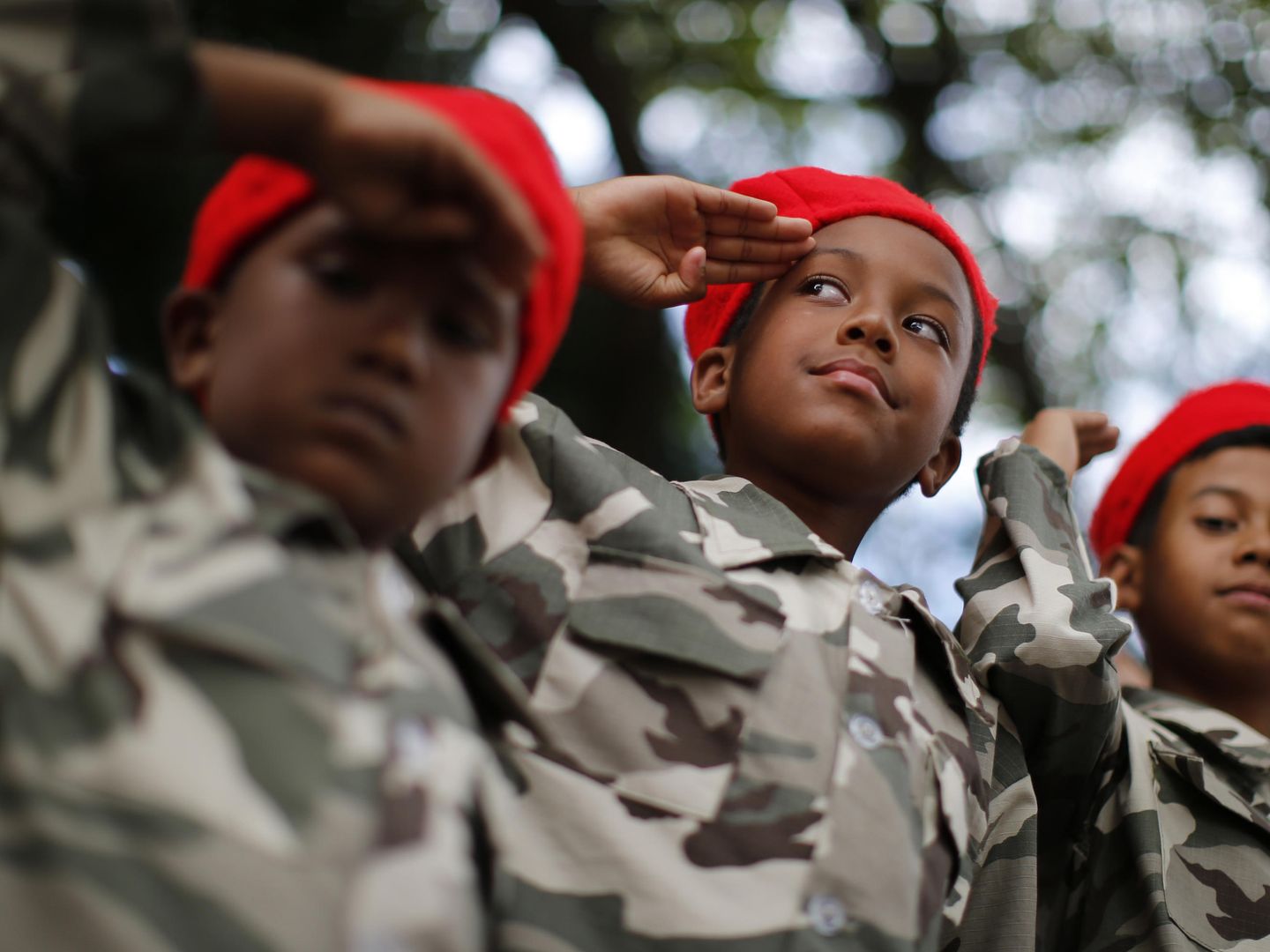 Unos niños de Caribia se disfrazan de Hugo Chávez durante un desfile de carnaval (Reuters).