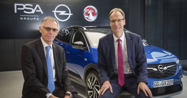 Foto: Carlos Tavares, presidente del grupo PSA, a la izquierda, junto a Michael Lohscheller máximo responsable de Opel. 