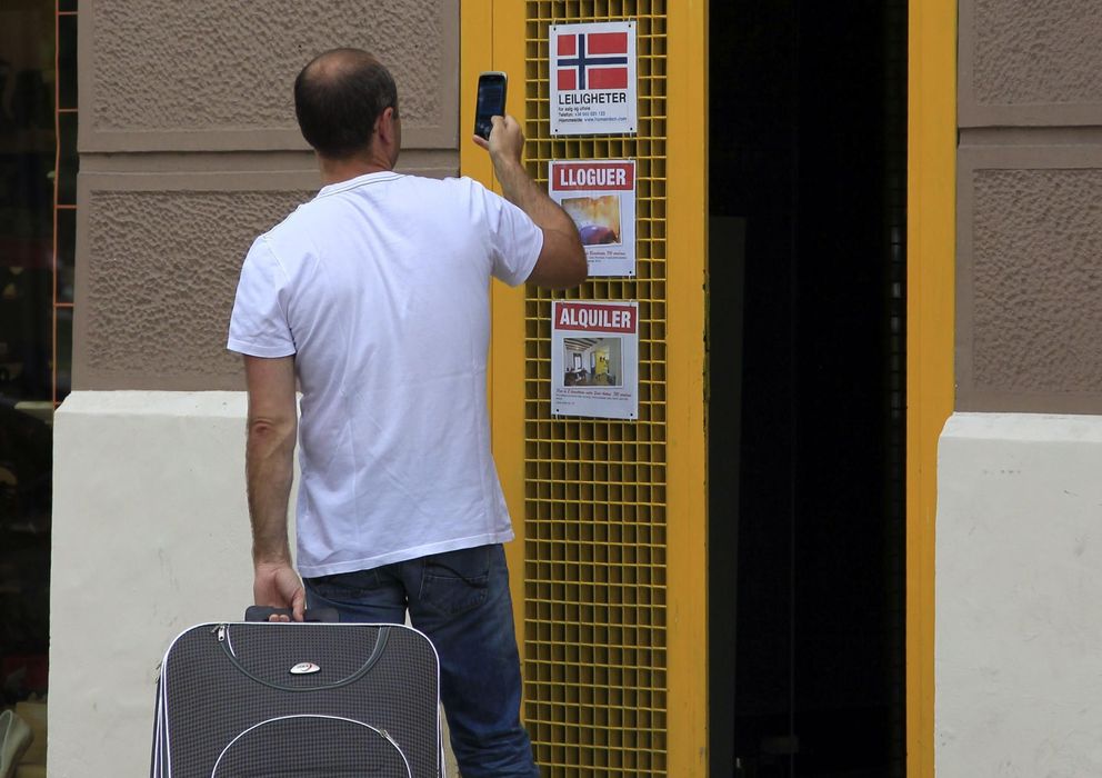 Foto: Un turista se interesa por un apartamento en el barrio de La Barceloneta. (EFE)