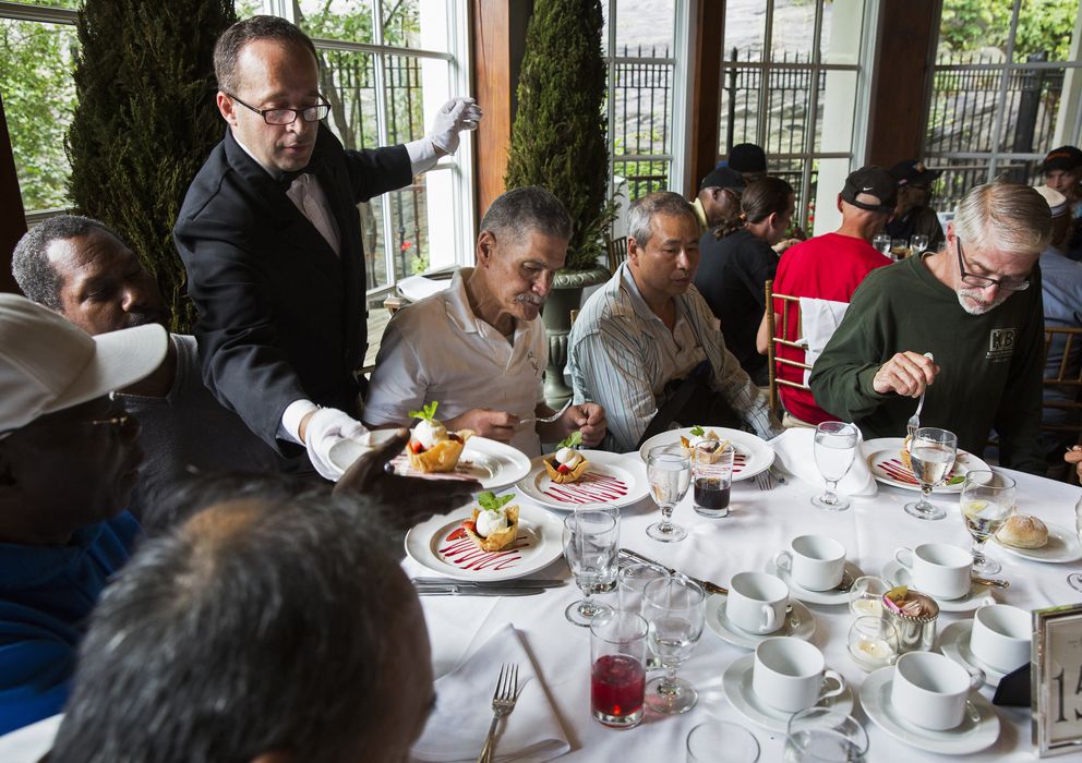 Foto: Un camarero sirve el postre en la cena organizada por el millonario Chen Guangbiao. (Reuters)
