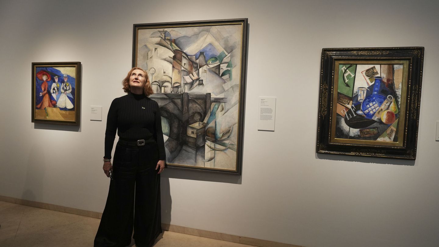 Francesca Thyseen-Bornemisza posa junto a varias obras durante la presentación de la exposición  'En el ojo del huracán. Vanguardia en Ucrania, 1900-1930' (EFE)