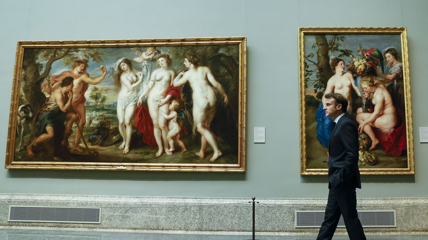 Emmanuel Macron contempla las obras expuestas en el Museo del Prado. (EFE/Ballesteros)