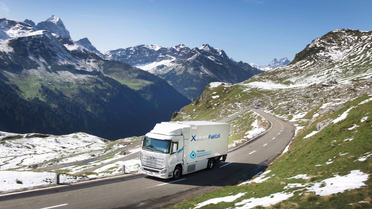 Los 46 camiones de hidrógeno de Hyundai que no paran de dar vueltas por Suiza