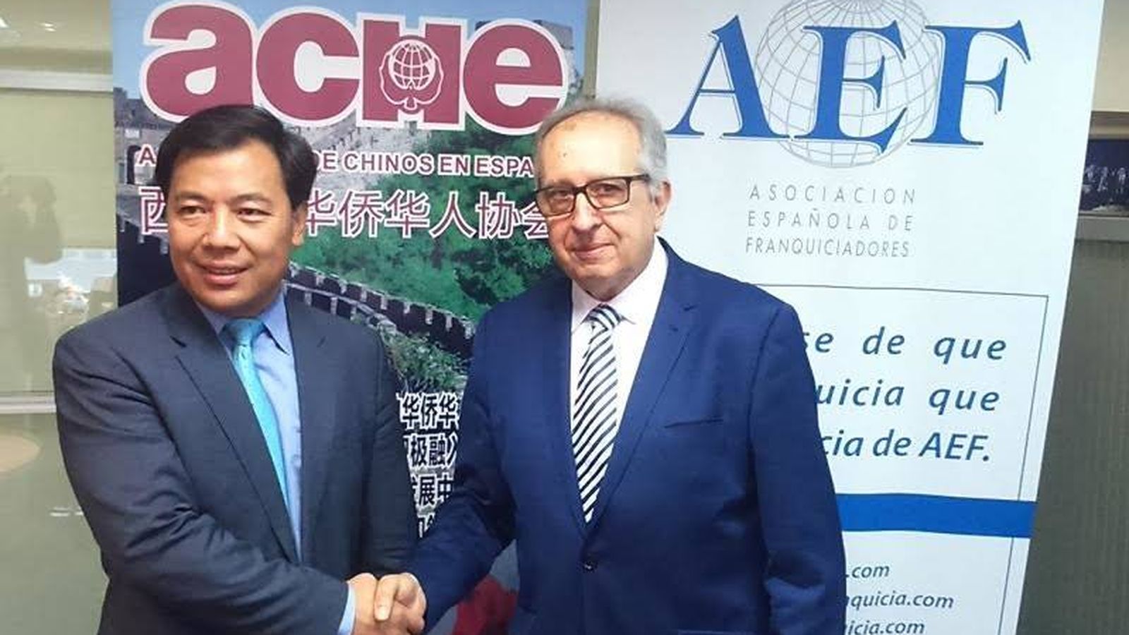 Foto: El presidente de ACHE, Mao Feng, con el de la AEF, Xavier Vallhonrat.
