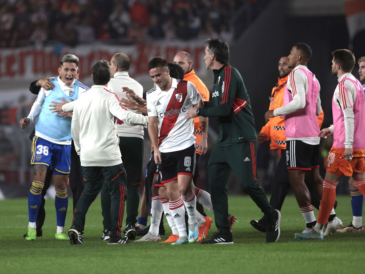 Foto: La pelea entre los jugadores de River Plate y Boca Juniors. (EFE/Juan Ignacio Roncoroni)