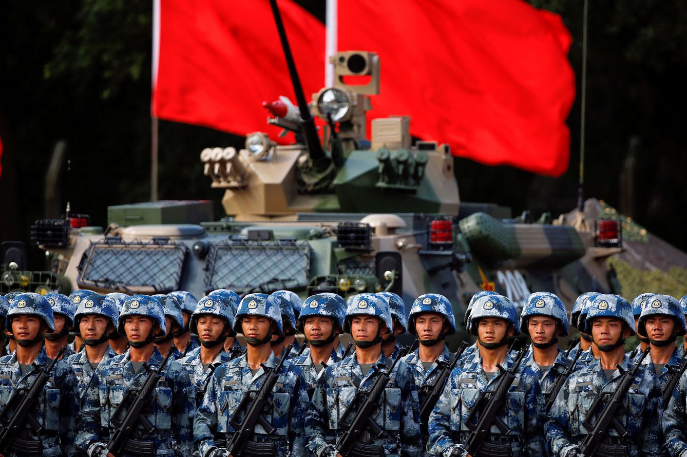 Soldados chinos esperan la llegada del presidente Xi Jinping en Hong Kong, en junio de 2017. (Reuters)