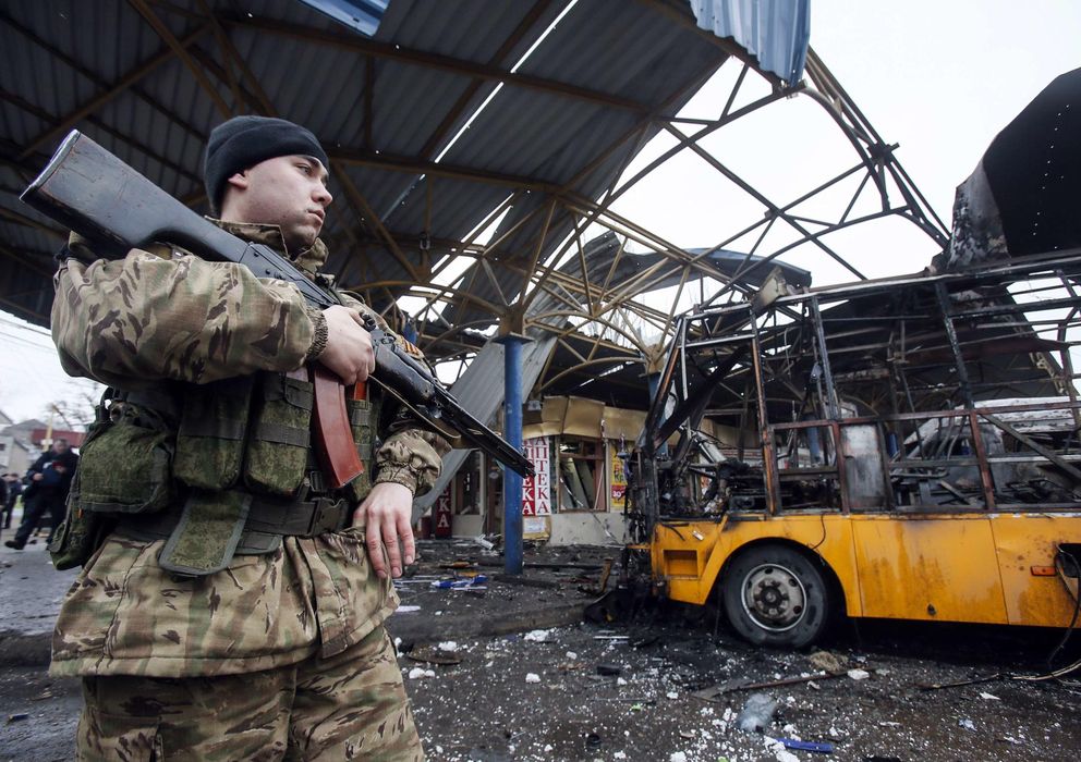 Foto: Un miembro de las fuerzas prorrusas vigila la estación de autobuses de Donetsk tras un ataque. (Reuters)