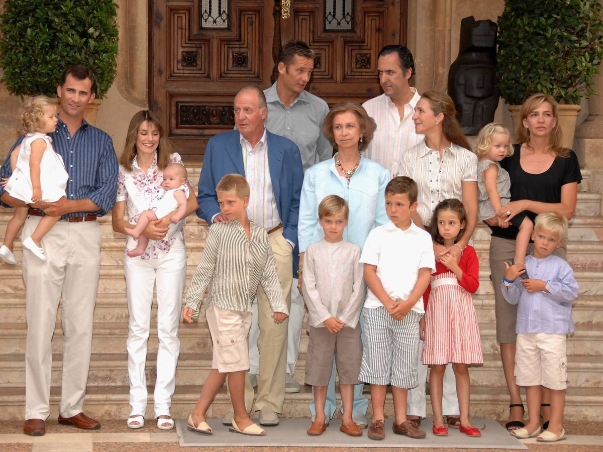 Foto: La familia del Rey, al completo en 2007 en Marivent. (Getty/Carlos Álvarez)