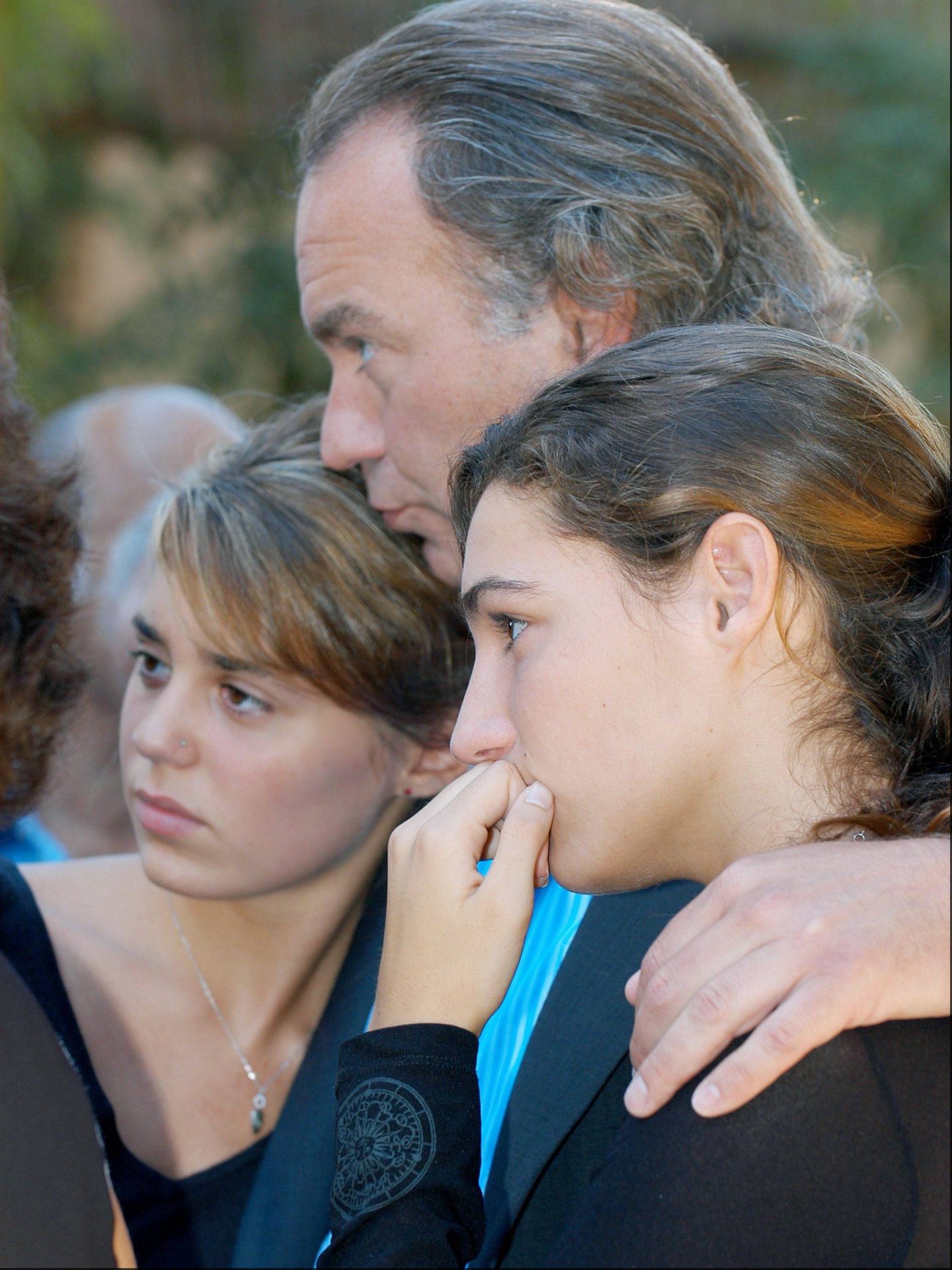 Bertín Osborne y sus hijas en el último adiós a Sandra Domecq. (Gtres)