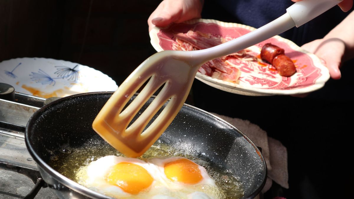 Adiós a la grasa y el aceite: 3 maneras saludables de hacer huevos en una freidora de aire o 'airfryer'
