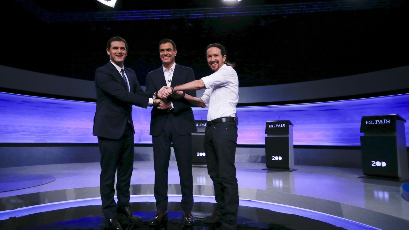 Foto: Albert Rivera, Pedro Sánchez y Pablo Iglesias antes del comienzo del debate en 'El País', este 30 de noviembre. (Reuters)