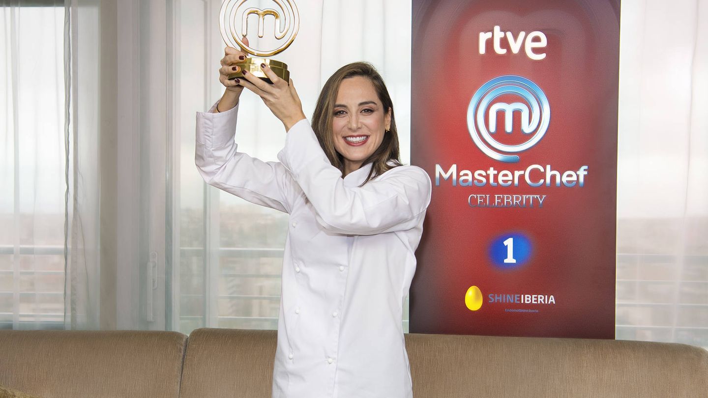 Tamara Falcó con el trofeo de 'MasterChef Celebroty'. (RTVE)
