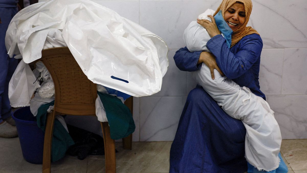 Los hospitales donde escasean los milagros: "Una madre amamantando el bebé de otra, muerta. Eso es Gaza"